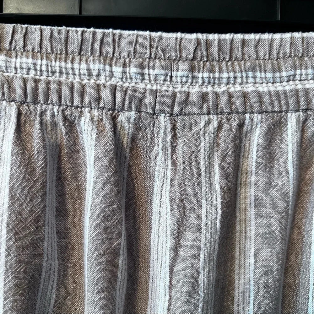Banana Republic women’s pants Size: S Color: beige/ white striped print like New
